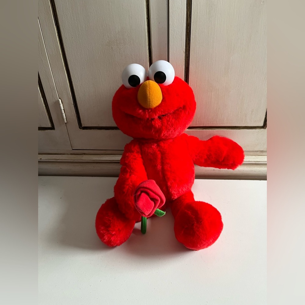 Vintage “Elmo Loves You" Talking Doll With Flower, stuffed animal plush toy 2002